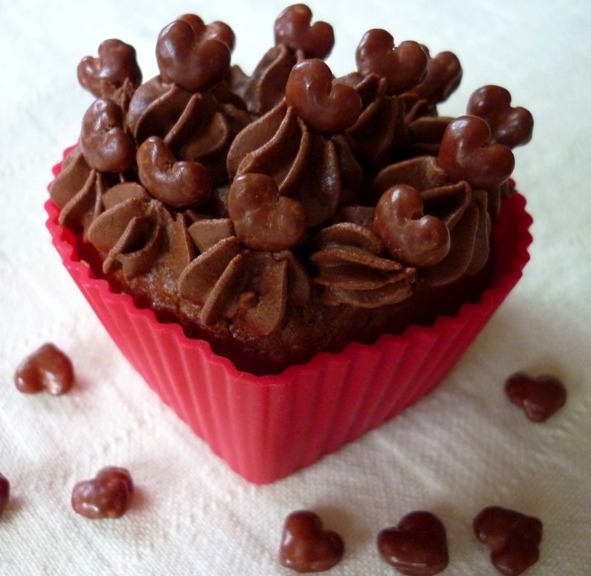 Veganes Backen – dekorieren mit Schokolade, Sahne, Zuckerstreuseln & Co.