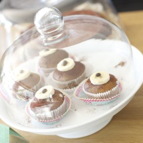 Marianne gibt dir ein Stück Kuchen!