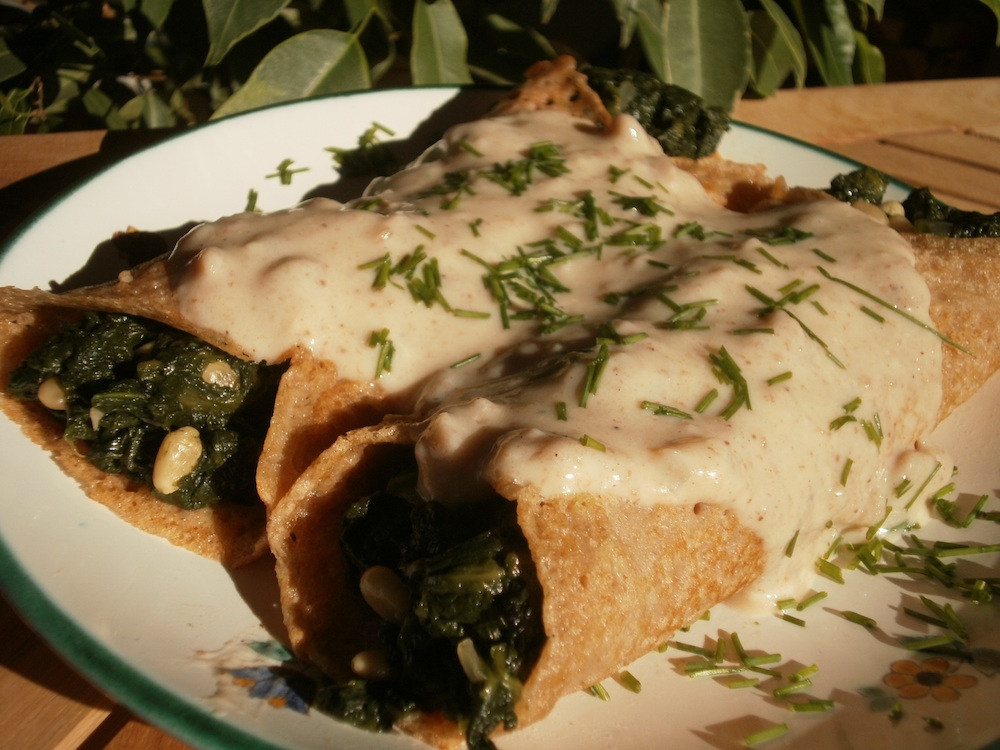 Rezept: Vegane Crêpes mit Spinat und Pinienkernen