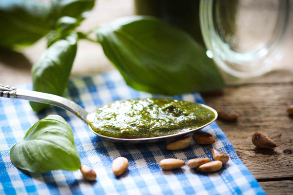 Frisches veganes Basilikumpesto