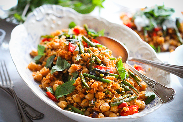 Veganes Rezept: Couscous-Pfanne mit erfrischendem Joghurt-Minz-Dip