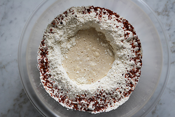 Zubereitung des Hefeteigs für das vegane Partyzupfbrot