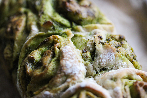 Das Partyzupfbrot wird außen kross und ist dank des frischen Pestos innen schön saftig und aromatisch.