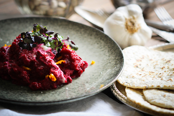 Veganer Rote-Bete Dip mit frischem Fladenbrot