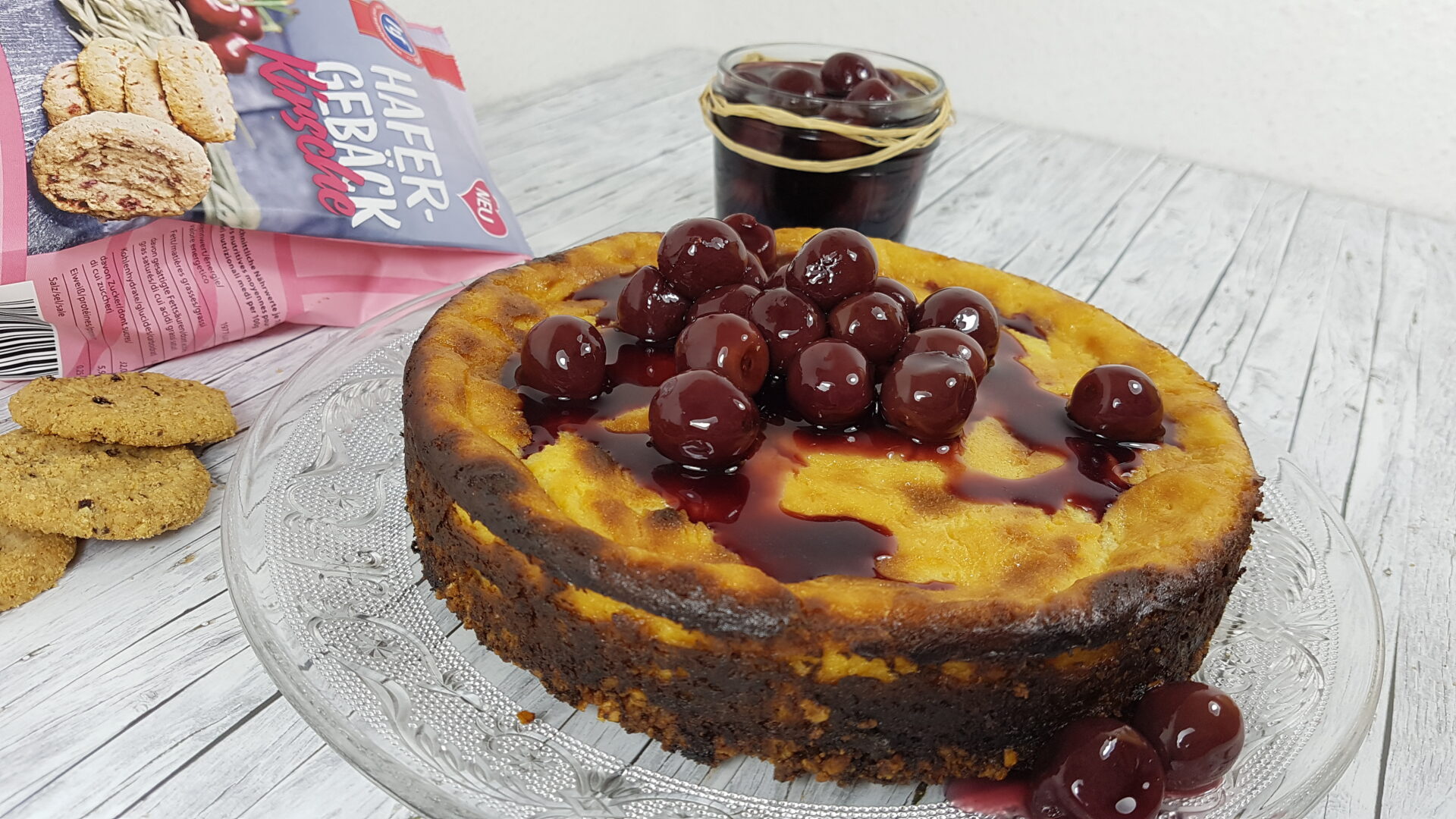Veganer Cheesecake mit lauwarmen Glühwein-Kirschen