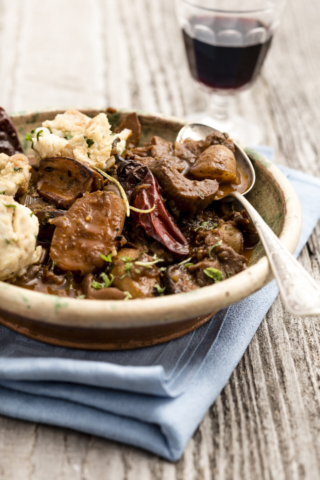 Veganes Rezept: Rauchiges Seitlinggulasch mit Semmelknödeln