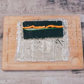 Veganes Sushi Inside Out mit Gemüse