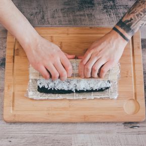 Veganes Sushi rollen