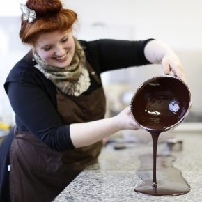 Foto Anna, Das Bernsteinzimmer - Raum für Genuss, Solvejg Klein, Pralinenherstellung