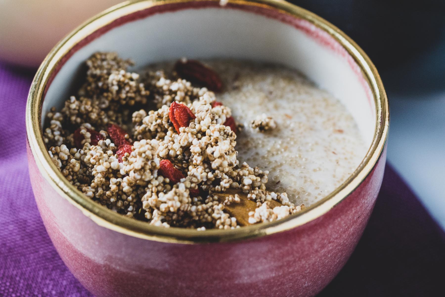 Rezepte für ein Power-Frühstück: Amaranth-Porridge mit Knusper-Topping