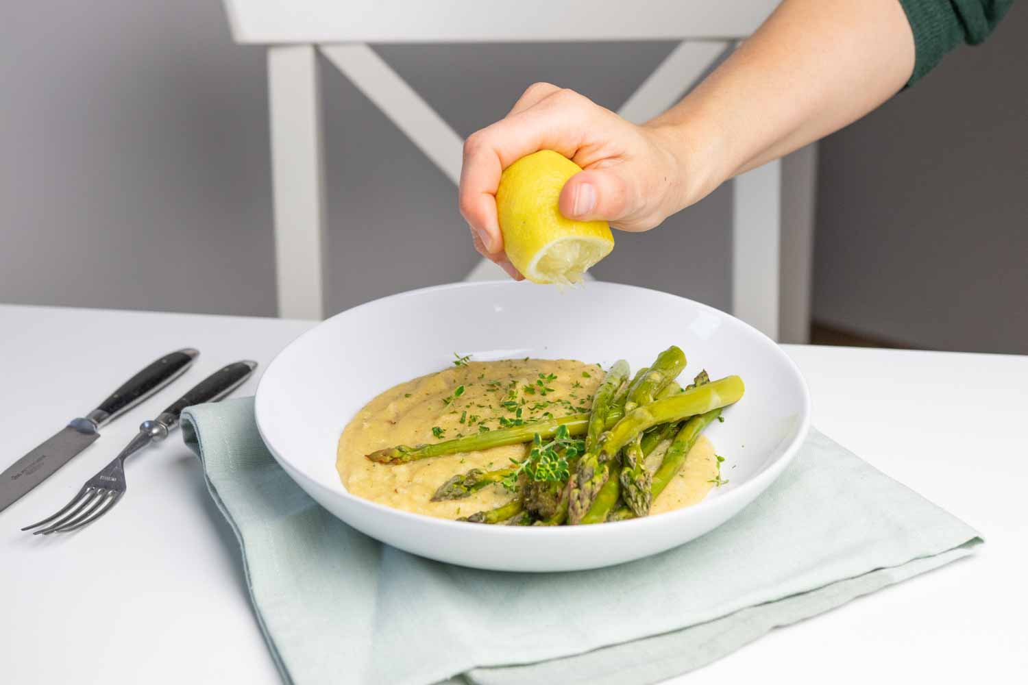 Grüner Spargel aus dem Ofen auf Kräuterpolenta