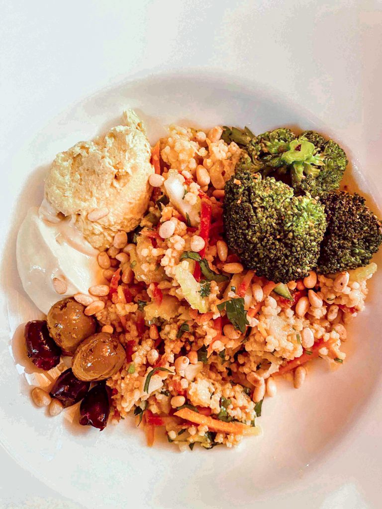 Schneller Hirsesalat mit Kräutern, gerösteten Kernen und Hummus