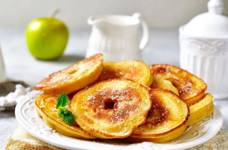 SCHNELLE VEGANE APFELPANCAKES MIT MANDELCRUNCH