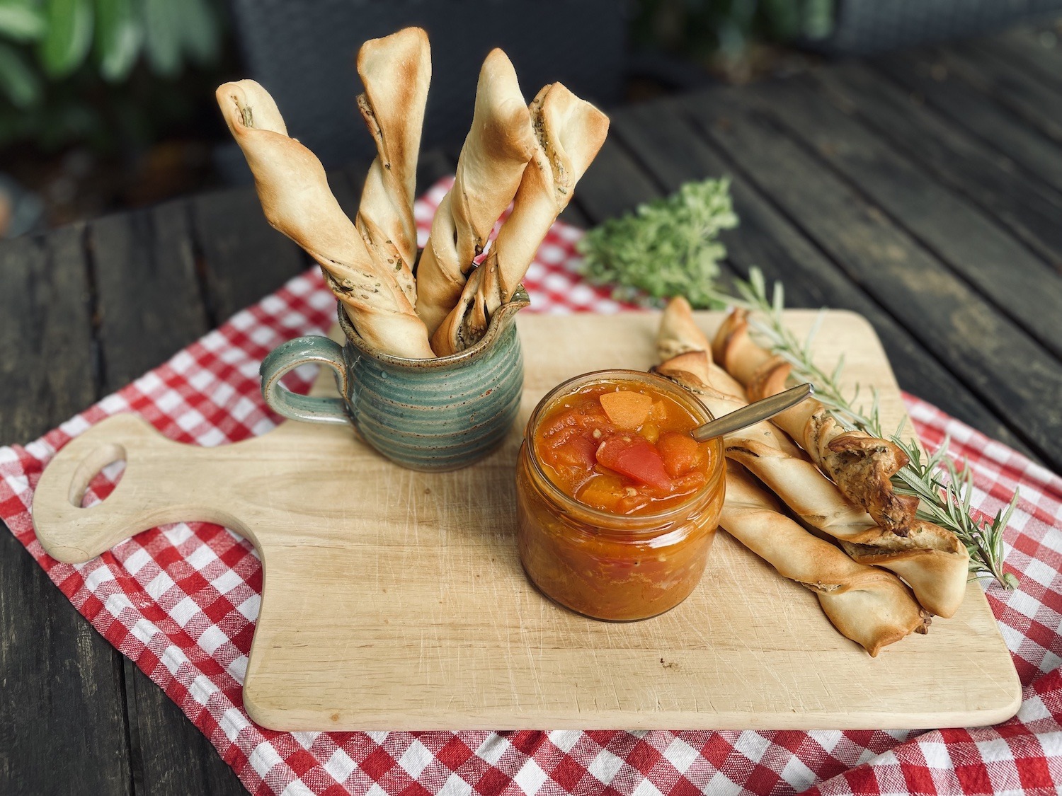 Picknick mit Meal Prep Snacks: Knusperstangen mit fruchtigem Chutney