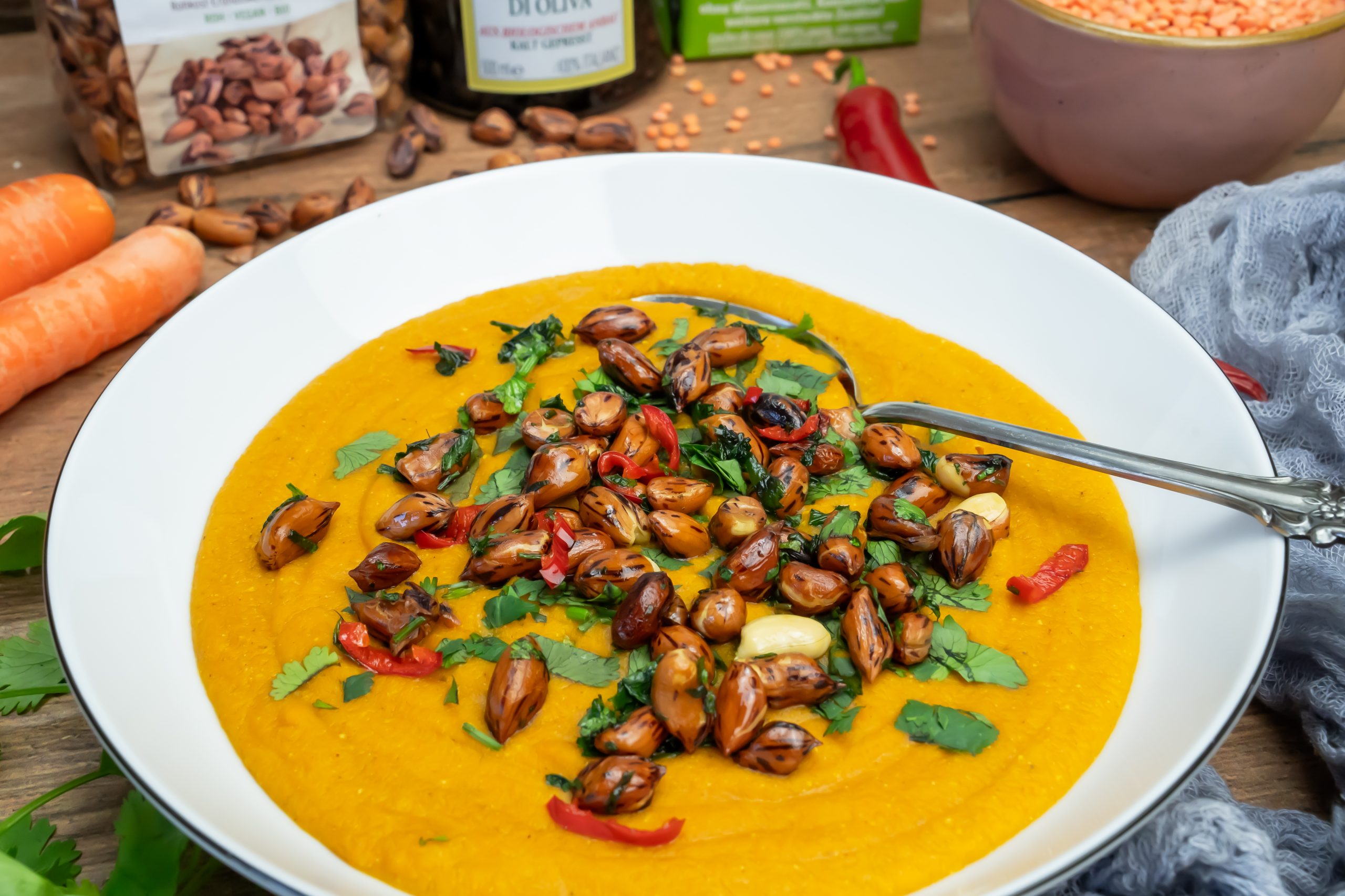 Karotten-Kokos-Linsensuppe mit feurigen Koriander-Erdnüssen
