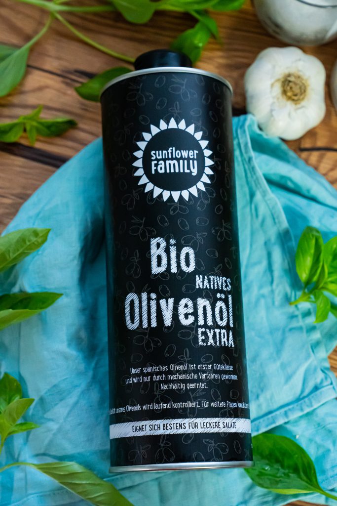 Basilikum-Pesto mit Sonnenblumenkerne! So unfassbar lecker! Dieses mediterrane Rezept ist Gaumenschmaus. Und weil das Thema Knoblauch immer mal ein Thema werden kann, wenn Kinder mitessen, haben wir dieses Mal eine pragmatische Lösung gewählt. Aber auch gesundheitlich Gründen lohnt es sich Knoblauch ab und an auch mal roh zu essen. 