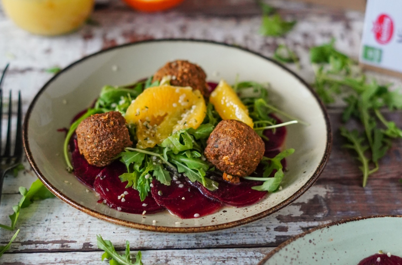 Rote Bete Carpaccio mit Gemüse-Nussbällchen Orangendressing