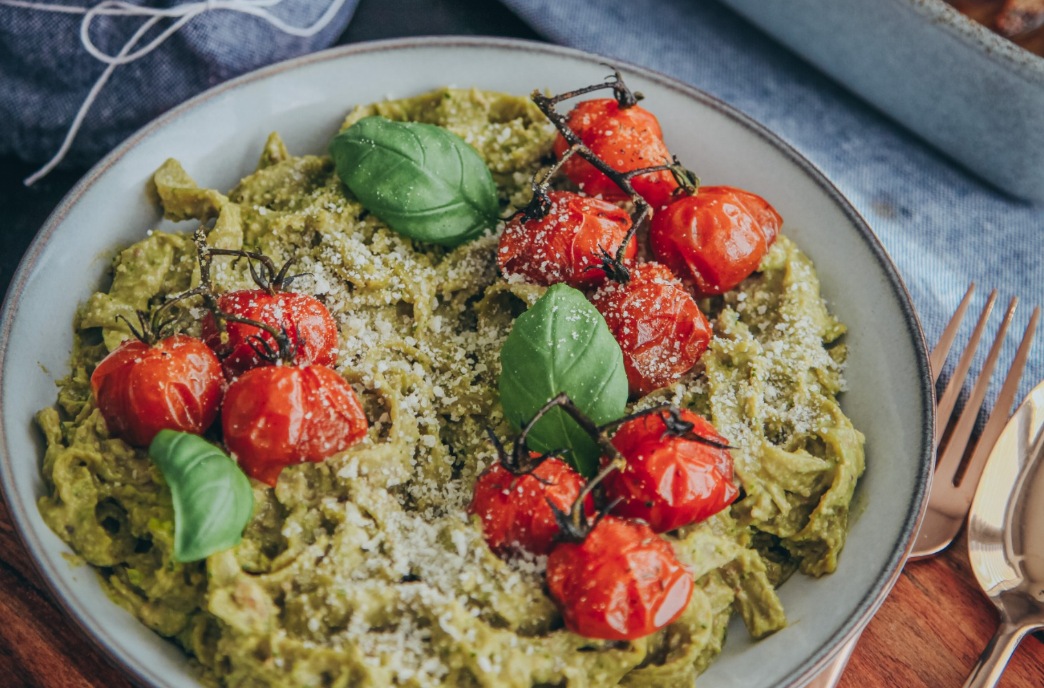 Spinat Tagliatelle mit cremige Soße aus Avocado und Basilikum
