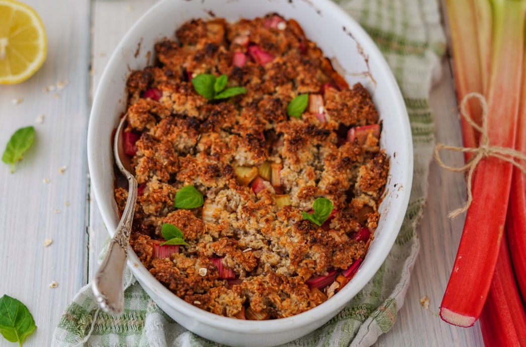 Rhababer Crumble mit Haferflocken und Nüssen