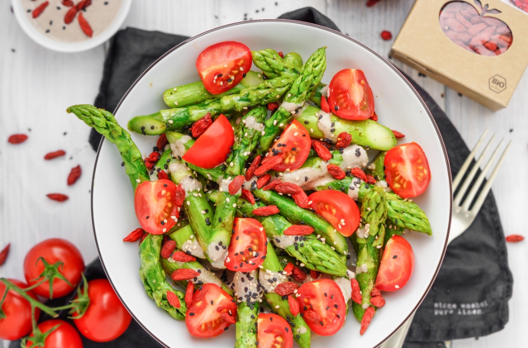 Grüner Spargelsalat mit Walnus Dressing