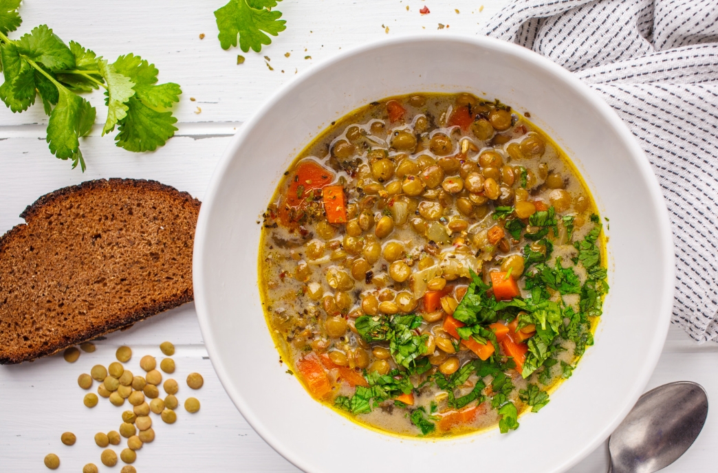 Zitronige Linsensuppe mit Spinat und Quinoa